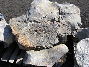 Solitérny kameň, hmotnosť 1060 kg, výška 190 cm - Čadičový solitérny kameň | T - TAKÁCS veľkoobchod