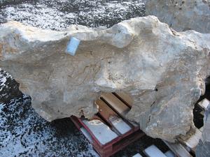 Solitérny kameň, hmotnosť 1150 kg, výška 147 cm - Mramorový solitérny kameň, hmotnosť 200 - 3000 kg | T - TAKÁCS veľkoobchod