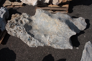 Solitérny kameň, hmotnosť 1310 kg, výška 210 cm - Dierovaný vápencový solitérny kameň | T - TAKÁCS veľkoobchod