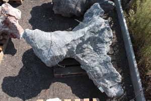 Solitérny kameň hmotnosť 1230 kg, výška 170 cm - Vápencový dierovaný solitérny kameň, hmotnosť 200 - 2000 kg | T - TAKÁCS veľkoobchod