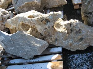 Solitérny kameň, hmotnosť 690 kg, výška 185 cm - Travertínový solitérny kameň | T - TAKÁCS veľkoobchod