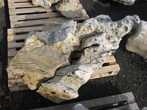 Solitérny kameň, hmotnosť 520 kg, výška 160 cm - Vápencový dierovaný solitérny kameň, hmotnosť 200 - 2000 kg | T - TAKÁCS veľkoobchod