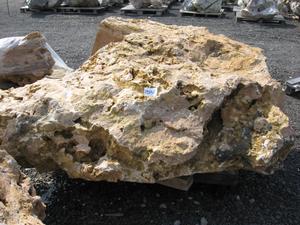Travertínový solitérny kameň - Solitérny kameň, hmotnosť 1230 kg, výška 170 cm | T - TAKÁCS veľkoobchod