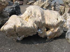 Solitérny kameň, hmotnosť 4530kg, výška 230 cm - Vápencový dierovaný solitérny kameň, hmotnosť 200 - 2000 kg | T - TAKÁCS veľkoobchod