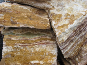 Stripe Onyx solitérny kameň, výška 80 - 110 cm - Vápencový Chorvátsky solitérny kameň | T - TAKÁCS veľkoobchod
